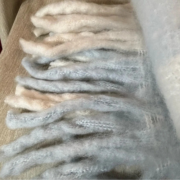 MADDEN  NEW YORK Super Soft Large Fringed Wrap Scarf NWOT - Picture 6 of 6